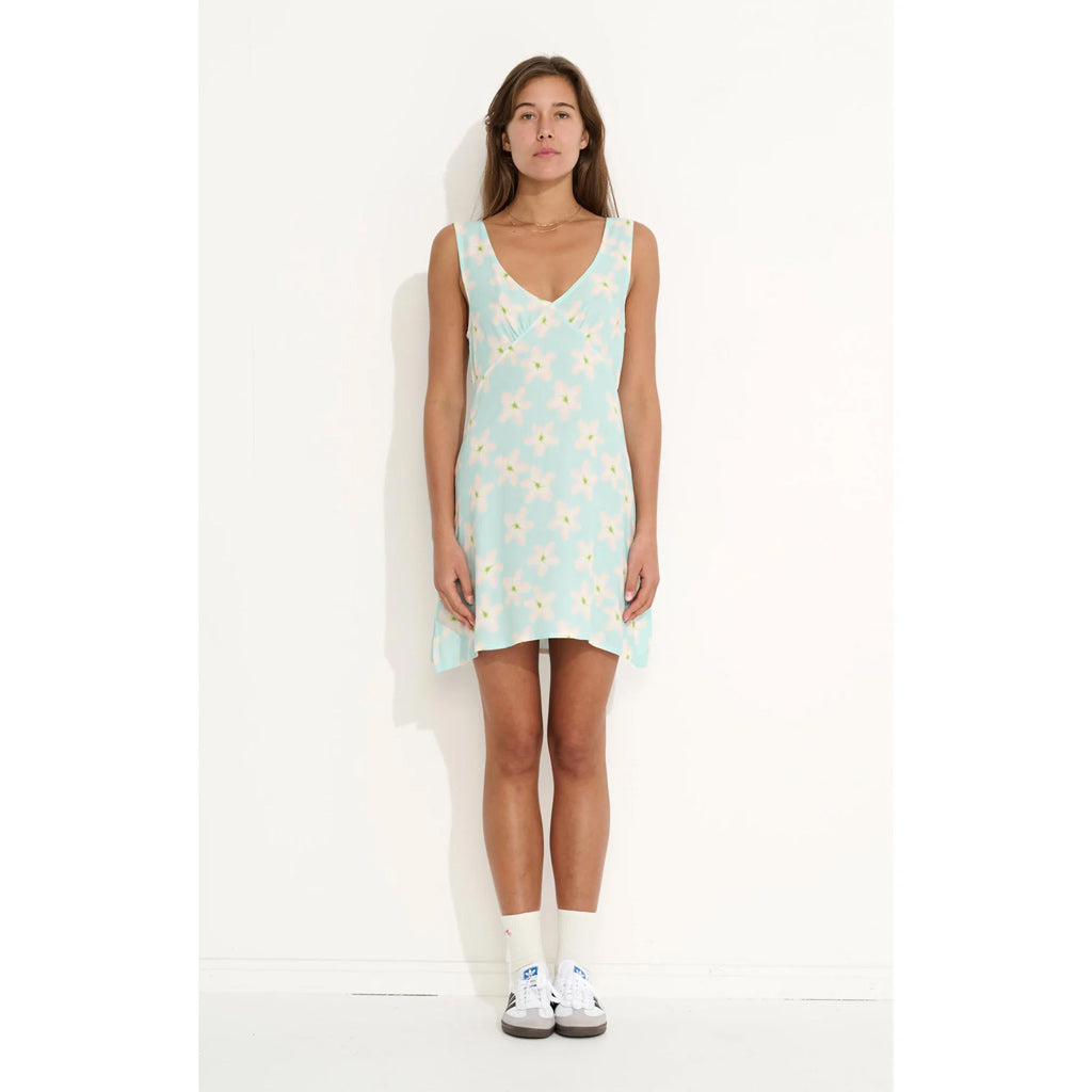 The Misfit Shapes Primavera Dress in Malibu is an all over yardage printed dress featuring deep V front & back necklines, shaped bust cups & self fabric waist ties. Shop Misfit women's dresses, tees and shorts online with Pavement, Dunedin's skater owned and operated skate store. Free NZ shipping over $150. 