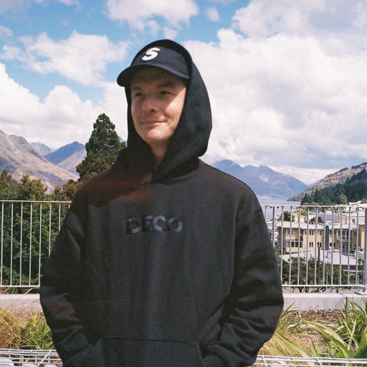 DECO FOREVER EMBROIDERED HOODIE - BLACK