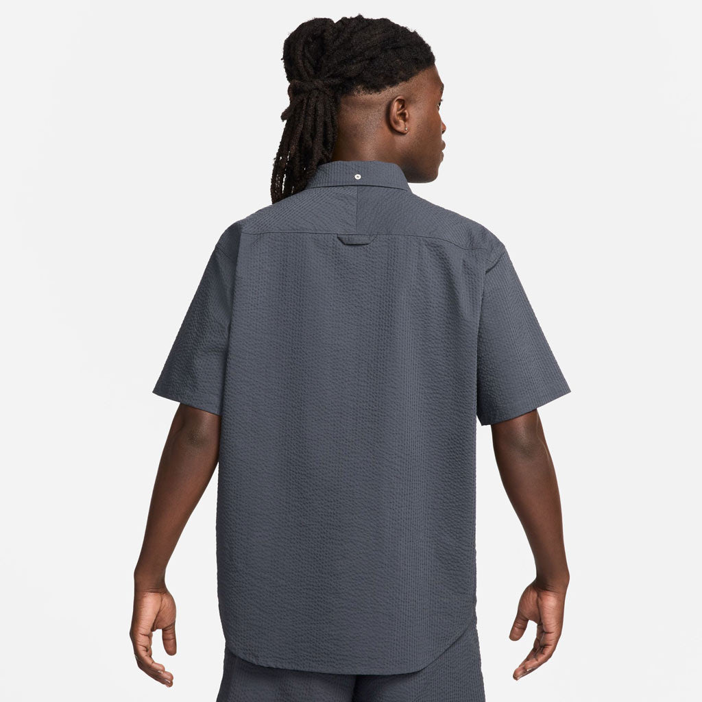 NIKE LIFE S/S SEERSUCKER BUTTON DOWN SHIRT - ANTHRACITE/ANTHRACITE