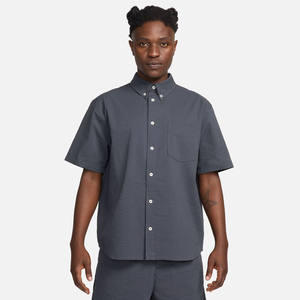 NIKE LIFE S/S SEERSUCKER BUTTON DOWN SHIRT - ANTHRACITE/ANTHRACITE