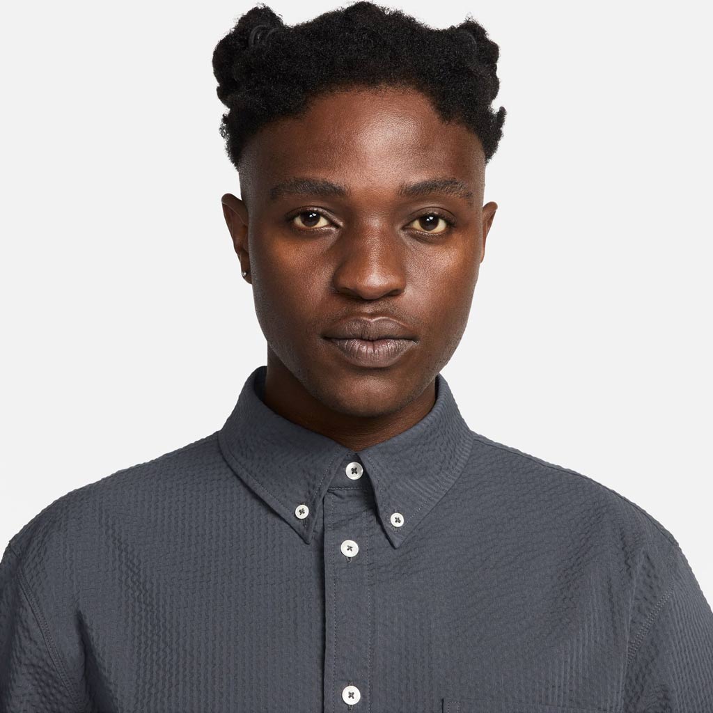 NIKE LIFE S/S SEERSUCKER BUTTON DOWN SHIRT - ANTHRACITE/ANTHRACITE