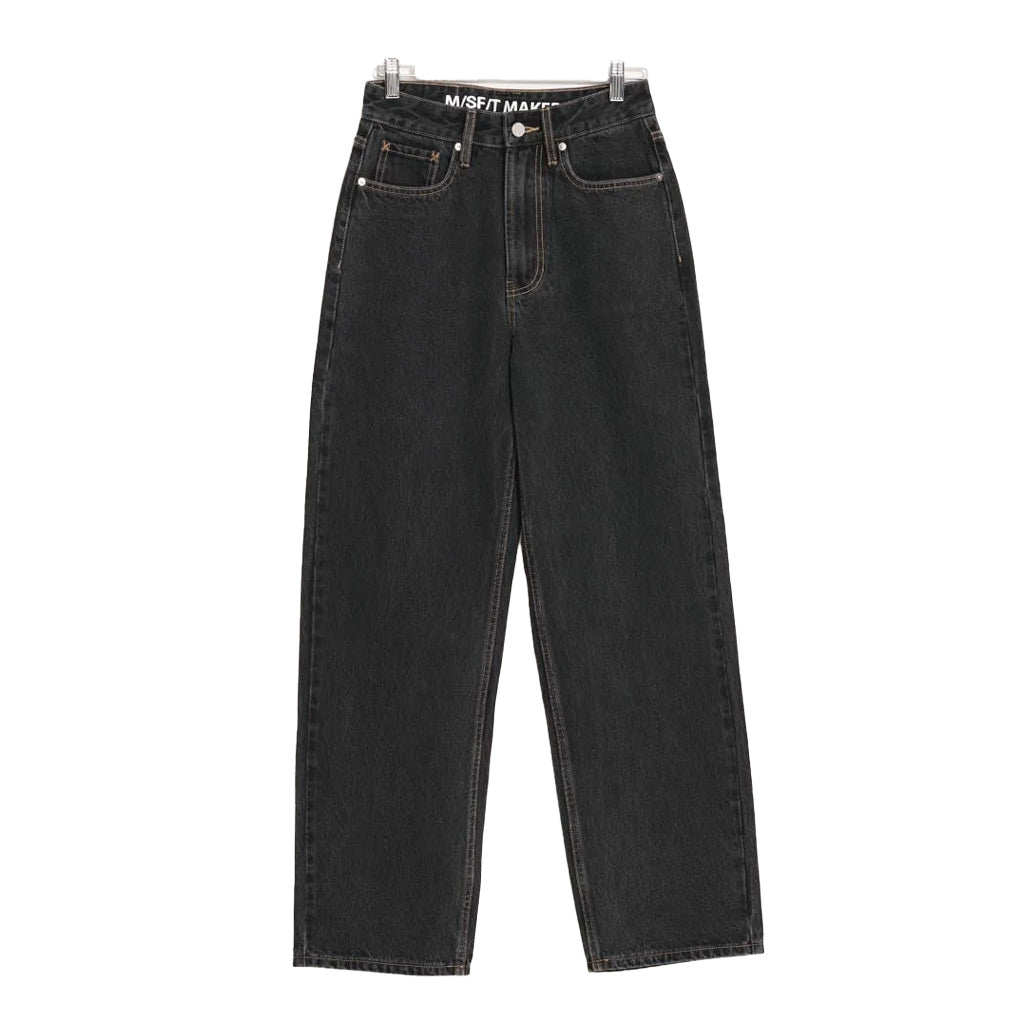 Misfit Men's Makers Relaxed Jean - Pepper. Soft rinse wash using sustainably sourced premium yarn dye denim. Relaxed fitting through the leg and with a 30 inch inseam. Features a fixed waist, functional fly & belt loops like a classic 5 pocket jean but with a signature mismatched back pocket detail.
