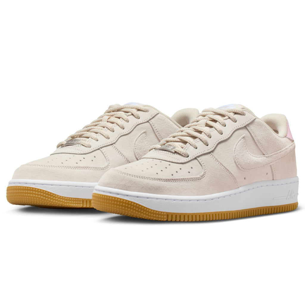 Nike SB Air Force 1 Skate Shoes in Lt Orewood Brn/Lt Orewood Brn-White: HM8517-100. Free Aotearoa shipping when you shop yours online with Pavement Skate Store!