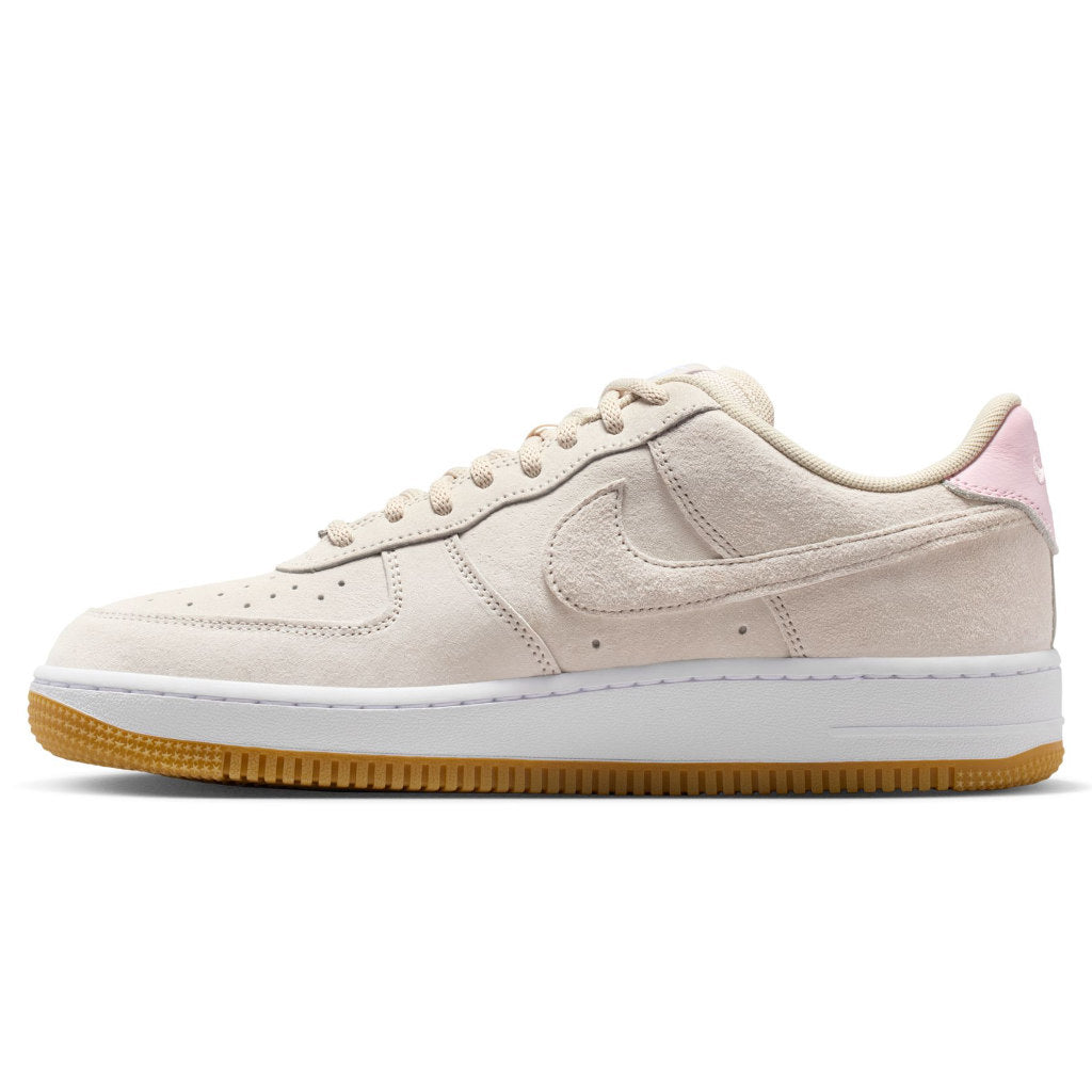 Nike SB Air Force 1 Skate Shoes in Lt Orewood Brn/Lt Orewood Brn-White: HM8517-100. Free Aotearoa shipping when you shop yours online with Pavement Skate Store!