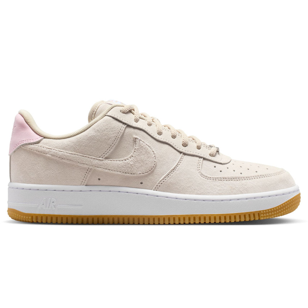 Nike SB Air Force 1 Skate Shoes in Lt Orewood Brn/Lt Orewood Brn-White: HM8517-100. Free Aotearoa shipping when you shop yours online with Pavement Skate Store!