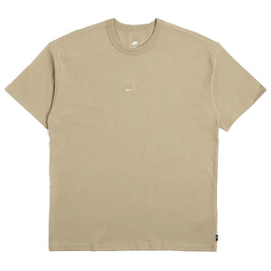 Nike Sportswear Premium Essentials Tee - Neutral Olive. Made from a heavyweight 100% cotton fabric that features at least 75% organic cotton fibres and gives a thick and soft feel. It has a loose fit for a carefree, comfortable look with small embroidered Nike logo on the chest. Style code: DO7392-276. Pavement