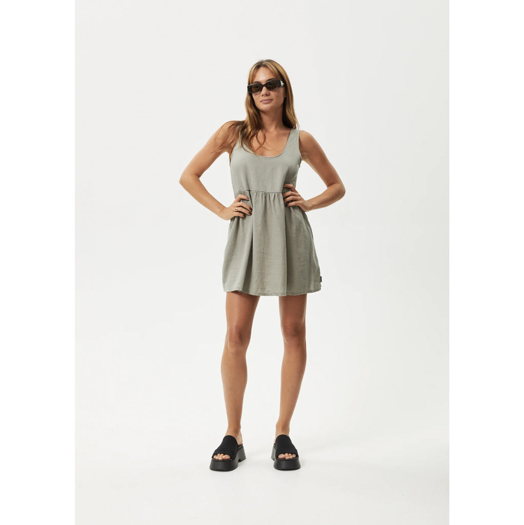 Afends Jesse Dress - Olive. Life is busy and sometimes you just need a good 'throw-on and go' dress - here's where Jesse comes in. She's got plenty of room for movement in a super relaxed fit, two side pockets, cinches in a little at the bodice, and has a flattering scooped back.