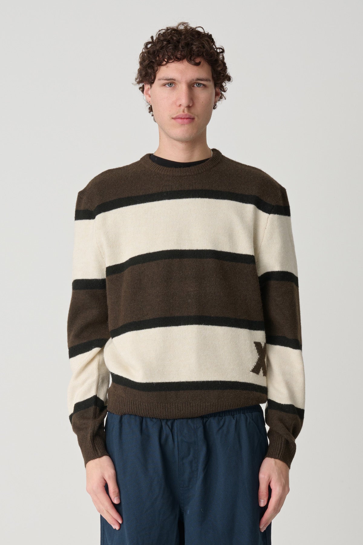 XLARGE ITALIC STRIPE KNIT SWEATER - BROWN