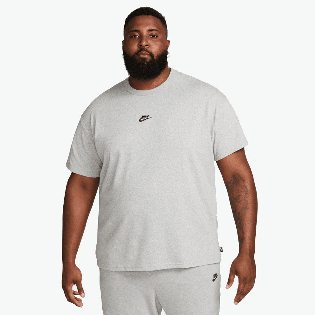 Nike Sportswear Premium Essentials Tee - Grey Heather. Loose-fitting design features dropped shoulders and room through the chest and shoulders for a relaxed look and feel. Heavyweight 100% cotton. Style: DO7392-063. Enjoy free N.Z shipping on Nike SB orders over $100. Pavement skate shop, Dunedin.