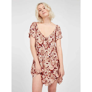 Volcom Grooovestones Dress in Dark Clay. HPS 33" 100% Viscose Flattened Gauze Loose fit mini dress with allover print, puffed short sleeves and sweetheart neckline. Self drawstring tie at front neck keyhole Metal badge at back chest Style: B1342202